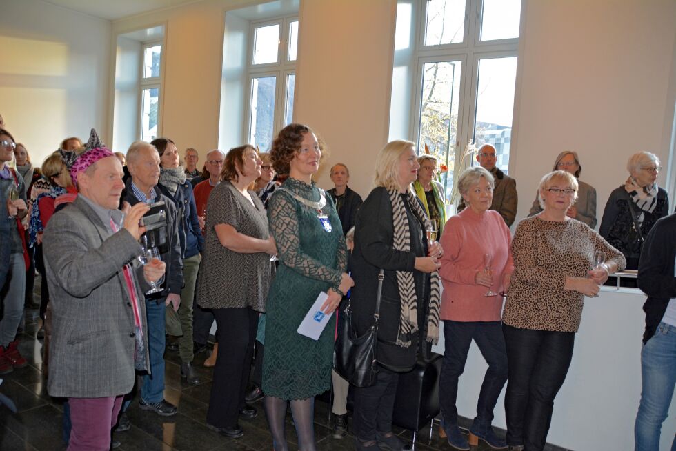 Nordnorsk Kunstmuseum deler prisen videre til det enda ikke-eksisterende Sámi Dáiddamusea. Dette bildet er tatt på åpningen av den nye faste utstillingen i slutten av oktober, der blant annet Ánde Somby og Tromsø-ordfører Kristin Røymo var tilstede.
 Foto: Elin Margrethe Wersland
