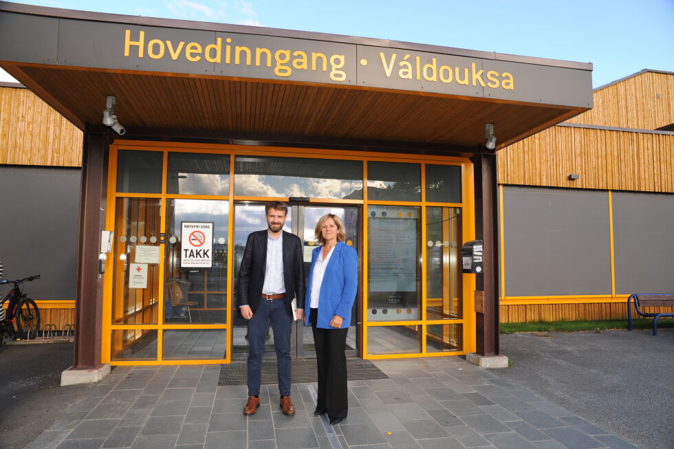 Helseminister Jan Christian Vestre vil se på om samer skal få tilbud om samisk donorsæd. Saken vil da kanskje havne i fanget til direktør i Helse Nord, Marit Lind, siden Universitetssykehuset i Nord-Norge skal tilby donorsæd fremover. Vestre og Lind var nylig på besøk i Finnmark, herunder Klinikk Alta.
Foto: Rita Heitmann