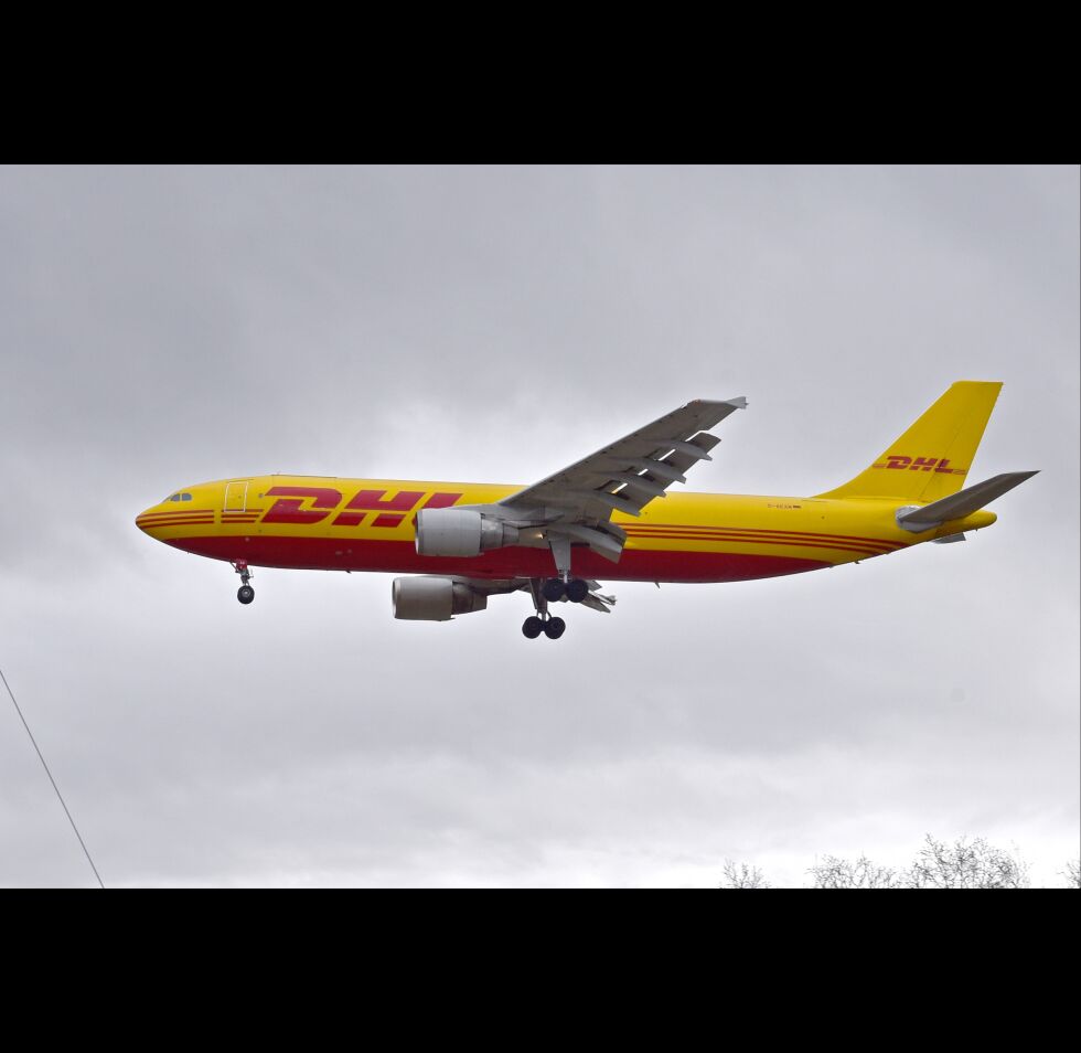 DHL har ingen last inn til Lakselv, men fylles opp med blant annet krabber når de tar av mot Oslo
 Foto: Svein Sjøveian