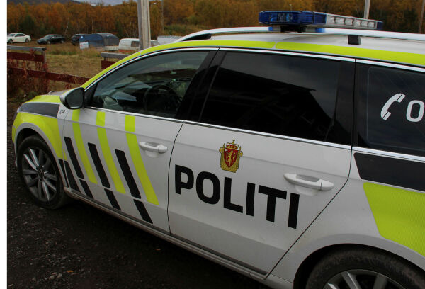 Ung mann mistet lappen