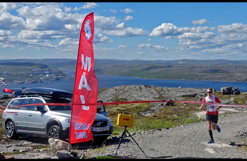 Anders Hojem imponerte med tida 16.25, og ble dermed den første vinner i herreklassen i Lyngbergmarsjen. Bak på vesntre side ser vi Kirkenes.
 Foto: Grethe Skauge