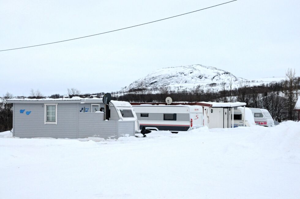 Campingvogner og spikertelt i Bugøyfjord.
 Foto: Hallgeir Henriksen