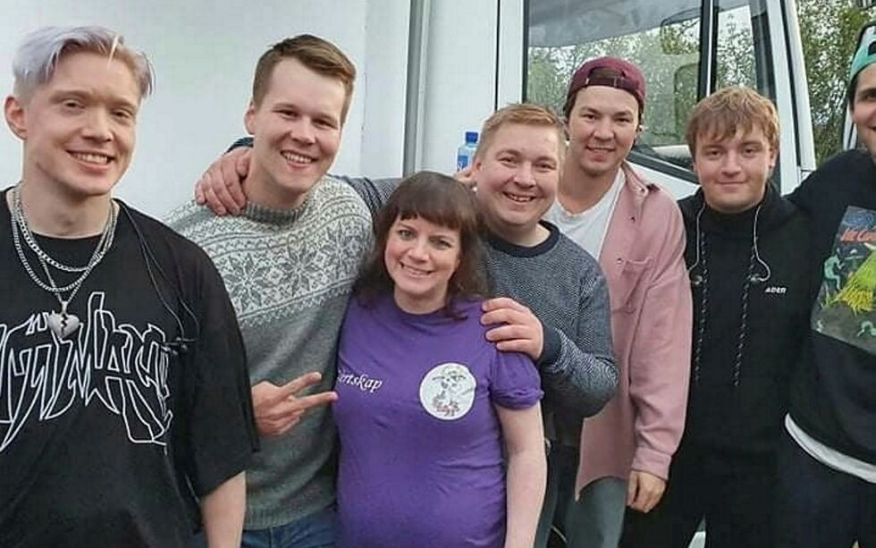 Christina Masternes Korslund er blant de som har erfart at kjærligheten blomstrer i Kunes. I fjor ble hun fridd til av sin Ole Martin Olsen under NorthKid sin konsert, og neste år blir det bryllup. I Kunes! Her er det forlovede paret sammen med bandet.
Fra venstre Håkon Mathias Guttormsen, Vegard Olaussen, Christina Masternes Korslund, Ole Martin Olsen, Helge Reinsnes Moen, Bilal Saab og Sebastian Willassen.
Foto: Privat