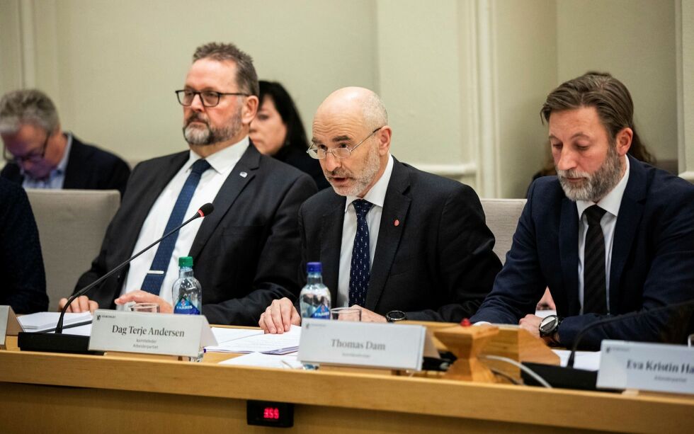 Leder i Stortingets kontroll- og konstitusjonskomité, Dag Terje Andersen (Ap), flankert av komitémedlem Svein Harberg (H) og komitésekretær Thomas Dam. Foto: Stortinget