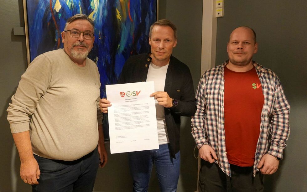 Signering av samarbeidsavtalen. Fra venstre: Svein Leiros (Sp), Bernt Eirik Isaksen Lyngstad (Ap) og Bjørnar Mandal (SV).
 Foto: Pressefoto