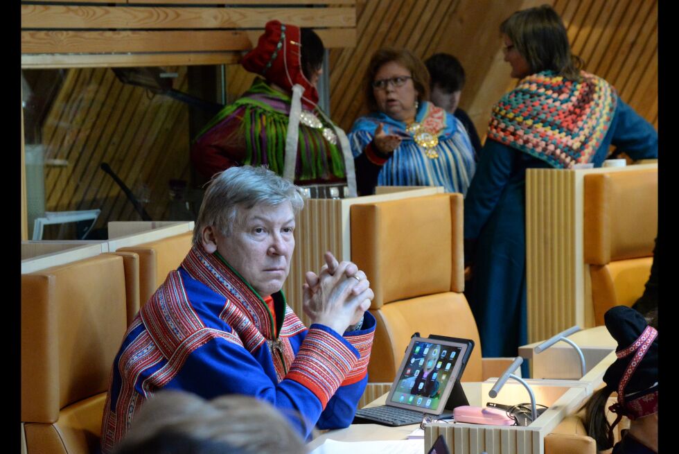 Sametingsråd Per Mathis Oskal (Ap) konstaterer at ekstrakvota i sjøsamiske områder ble en kortvarig glede som ikke nådde alle. I bakgrunnen ser vi sametingspresident Vibeke Larsen i samtale med Mariann Wollmann Magga og Torill Bakken Kåven.
 Foto: Steinar Solaas