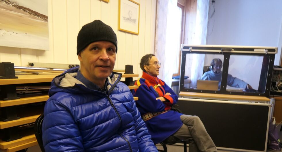 Tidligere sametingsdirektør, Rune Fjellheim er hyret inn som kommunens rådgiver i denne vanskelige saken.  I bakgrunnen siter en av Kárášjoga sámiid searvi / Karasjok sameforening veteraner, Egil Utsi.
 Foto: STEIN TORGER SVALA