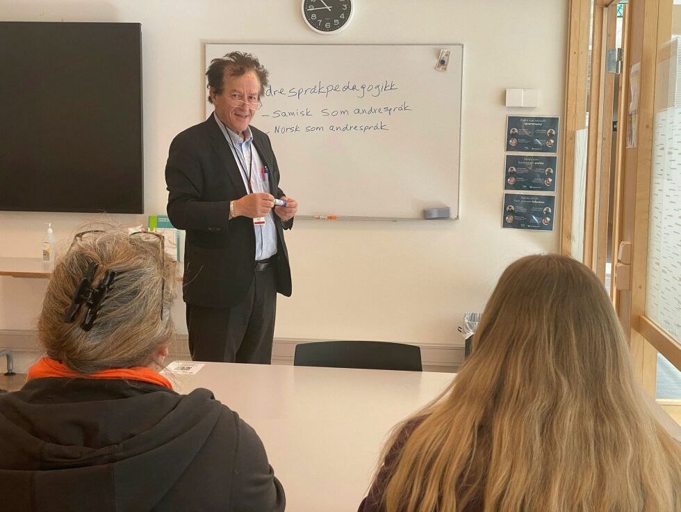 Kamil Øzerk forklarer at målgruppens behov skal styre deler av kurset.
 Foto: Berit Anne S. Triumf/Samisk Høgskole