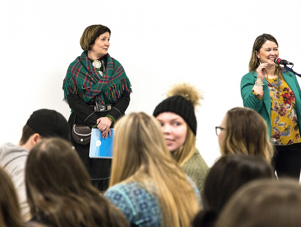 Her venter sametingspresident Aili Keskitalo på å få holde tale for ungdommen. Hun snakket om Sametingets arbeid tilknyttet språkløftet og Det internasjonale året for urfolksspråk. Til høyre er Sara Marja Magga som studerer praktisk pedagogikk ved Samisk høgskole. Hun hadde tatt over som rektor for én dag, og gjorde ut ifra det Ságat kunne se en strålende jobb. Det var 30 studenter fra Samisk høgskole som hadde tatt over driften av videregående skole i Karasjok.
 Foto: June  Helén Bjørnback