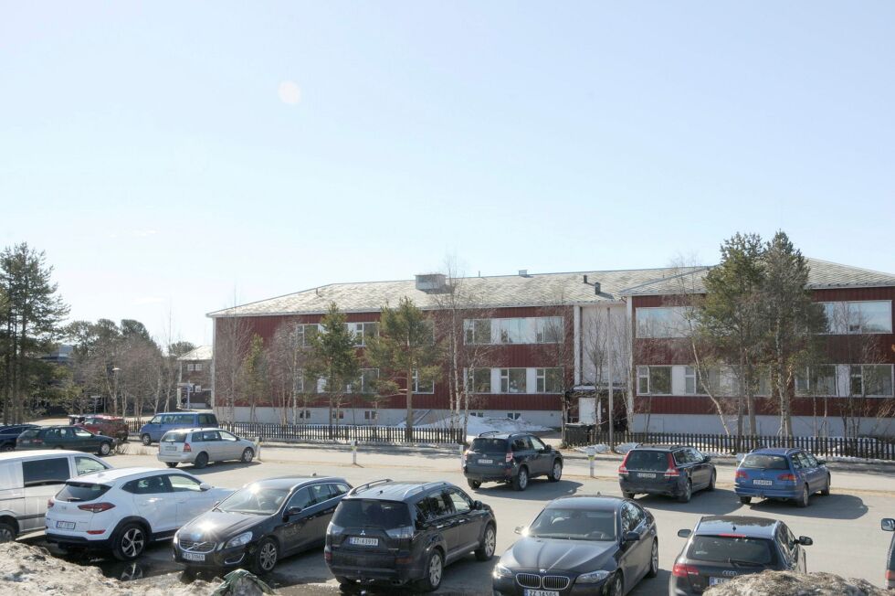 Den gamle bygningsmassen skal vike for en splitter ny skole til 220 millioner kroner. Kommunen legger opp til en ambisiøs investeringsplan på nær en milliard kroner de kommende år.
 Foto: STEIN TORGER SVALA