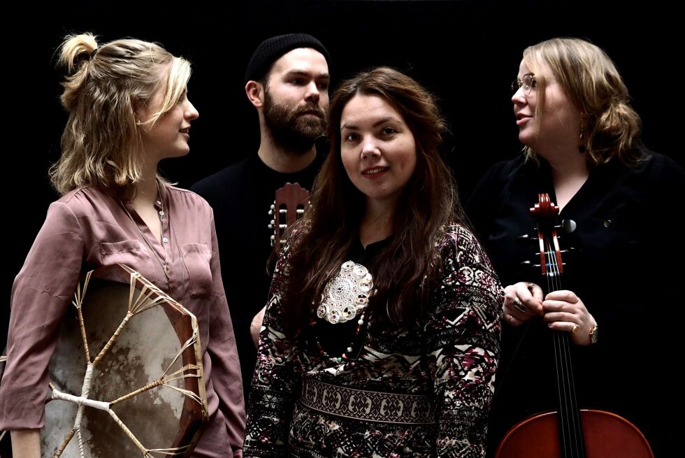 Kajsa Balto med band. Fra venstre: Karoline Bjørhei, David Aleksander Sjøloe, Kajsa Balto og Ragnhild Tronsmo Haugland. Pressefoto