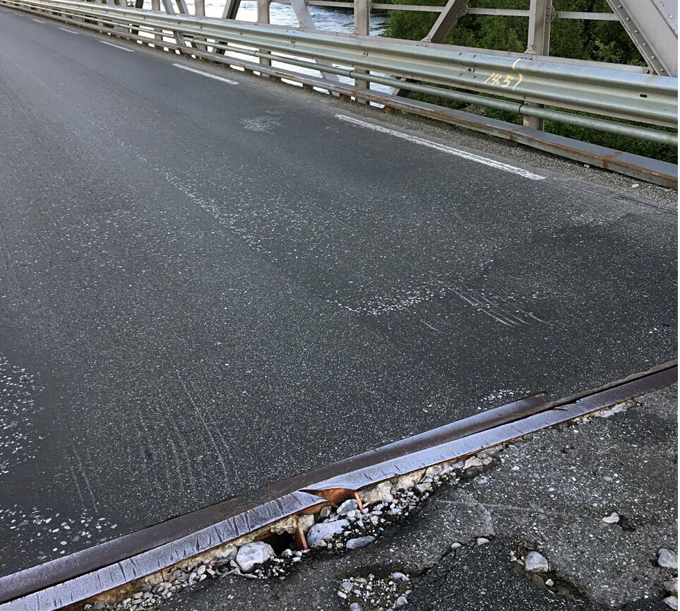 I og med at skaden er i fugen, og dermed ligger mellom brua og land, er det ingen fare for selve brua, konkluderer Sheikhi Amanj, bruansvarlig hos Statens vegvesen.