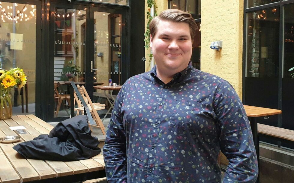 Eivind Yrjan Stamnes forteller stolt om Bargiid Nuoraidlihkadus, Arbeidernes ungdomsbevegelse - "Same-AUF". Foto: Steinar Solaas
