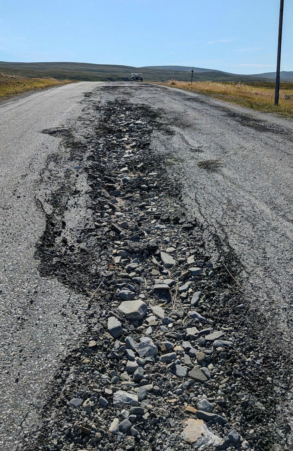 Slik ser veien som går fra E69 ned til det gamle fergeleiet i Kåfjord ut.
 Foto: Privat