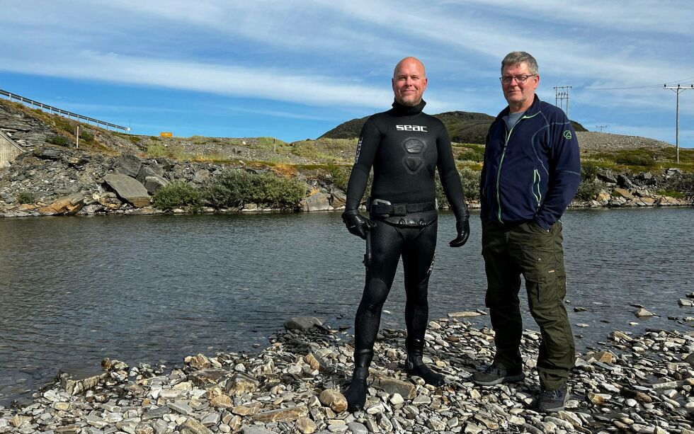 Johan Grell (til venstre) og Espen Kinn foretar regelmessige tellinger av laks i Russelvvassdraget i Hammerfest kommune.
 Foto: Irene Andersen