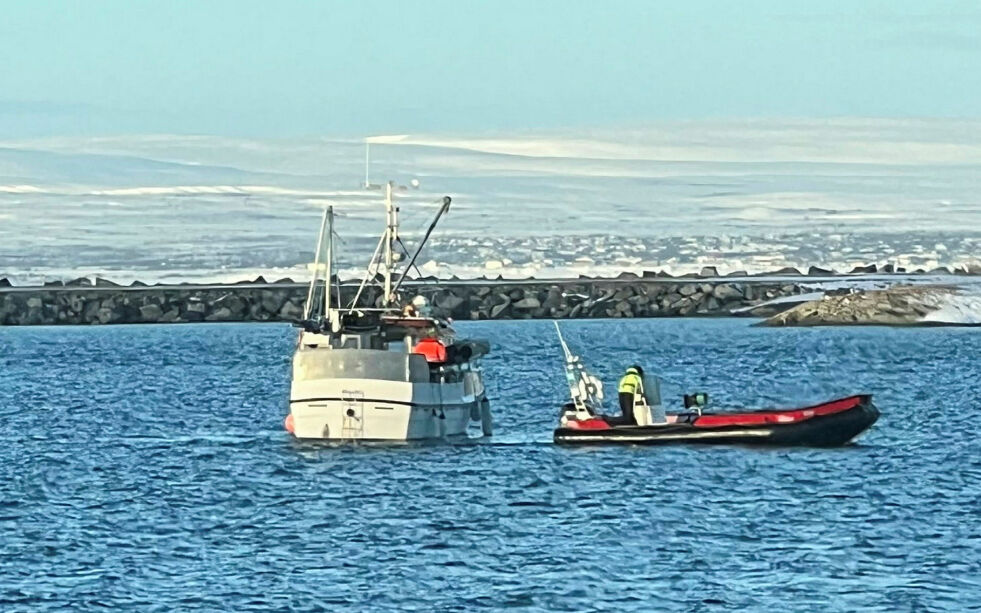 En annen fiskebåt kom raskt til stede og fikk berga opp de to fiskerne som måtte hoppe i havet uten redningsdrakt.
 Foto: Privat