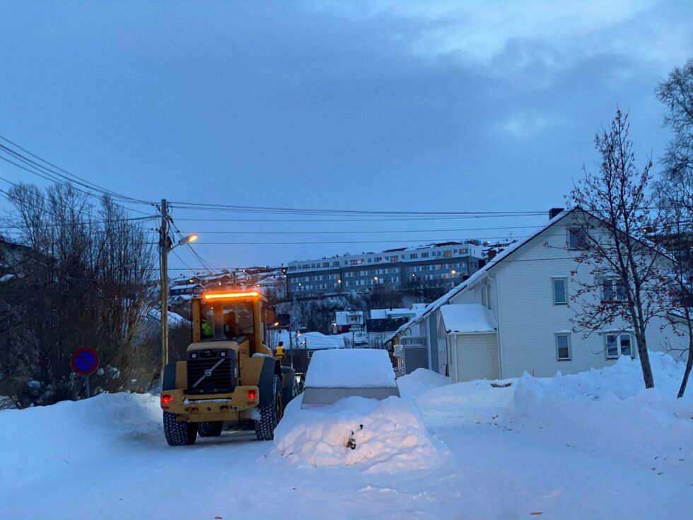 Frem til fredag hadde denne tilhengeren hindra brøyting og rydding av sne i Kongens gate i Kirkenes. Etter at eier ble kontakta av kommunen, fjerne han den.
 Foto: Hallgeir Henriksen