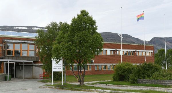 Nå er Pride-flagget heist utenfor rådhuset i Lakselv