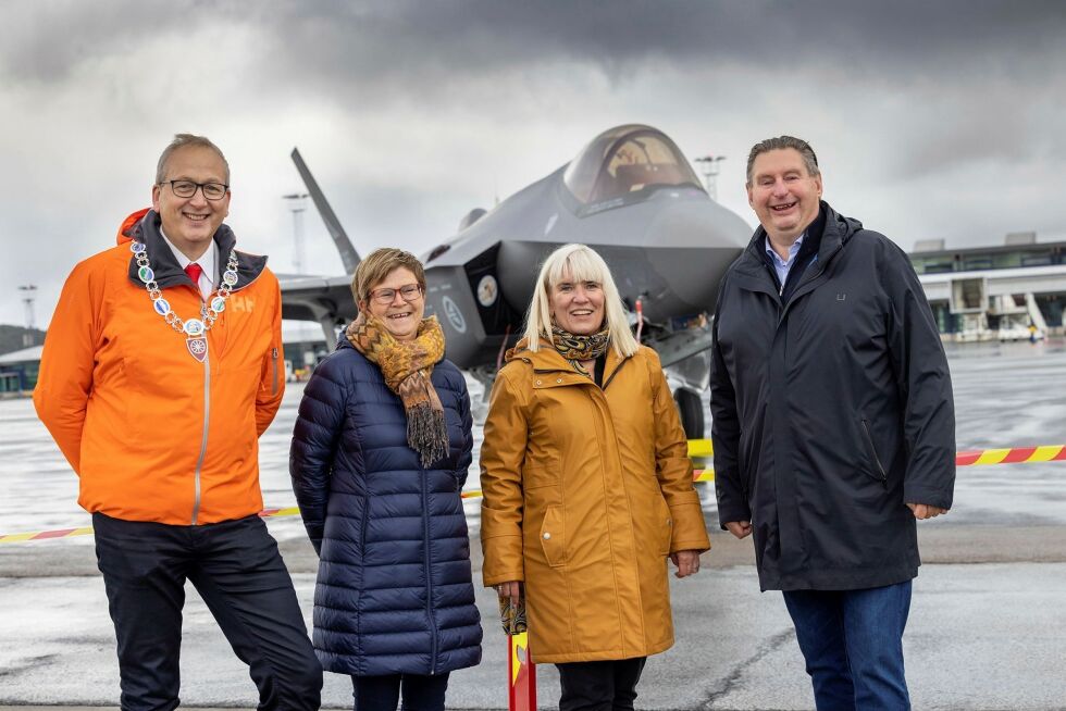 Fra venstre: ordførerne Terje Bartholsen (Evenes) Helene Berg Nilsen (Tjeldsund) Kari-Anne Opsahl (Harstad) og Rune Edvardsen (Narvik). Bak skimtes et nytt F35 kampfly, som nylig har drevet testflyging fra Evenes flystasjon.
 Foto: Frank R. Roksøy