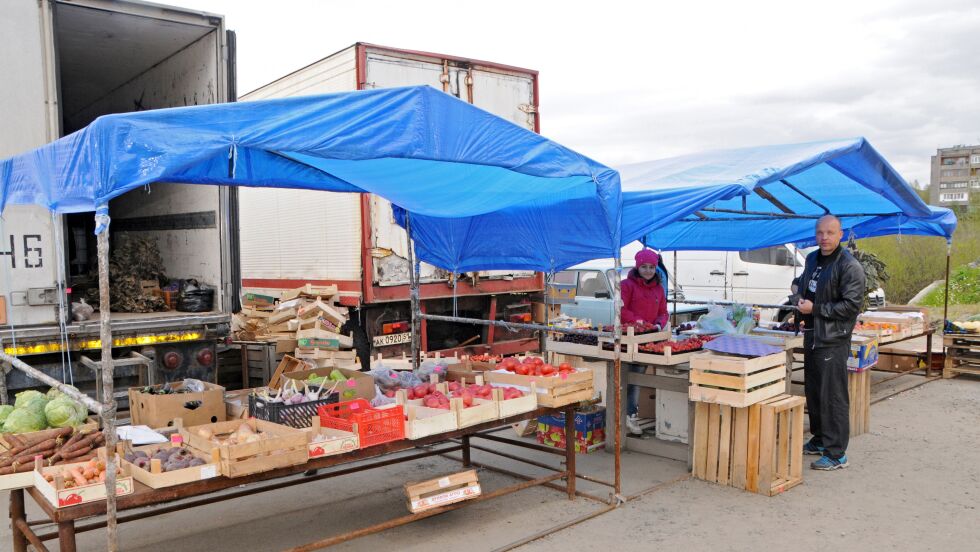 Riktholdige frukt- og grønnsaksboder i Zapoljarny.
 Foto: Hallgeir Henriksen