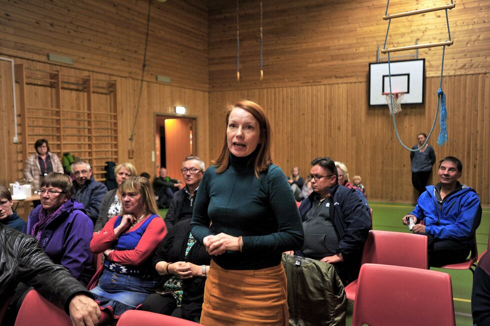 Máret Láilá Anti ber om at vindkraftplanene ved foten av Rásttigáisá skrinlegges.
 Foto: Erik Brenli