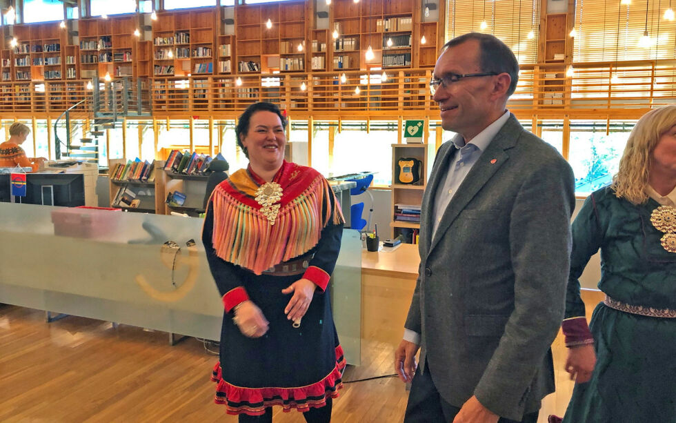 Sametingspresident Silje Muotka og klima- og miljøminister Espen Barth Eide drøftet laksefisket i Tanavassdraget og Tanafjorden under ministerens besøk i august.
 Foto: Stewin Torger Svala