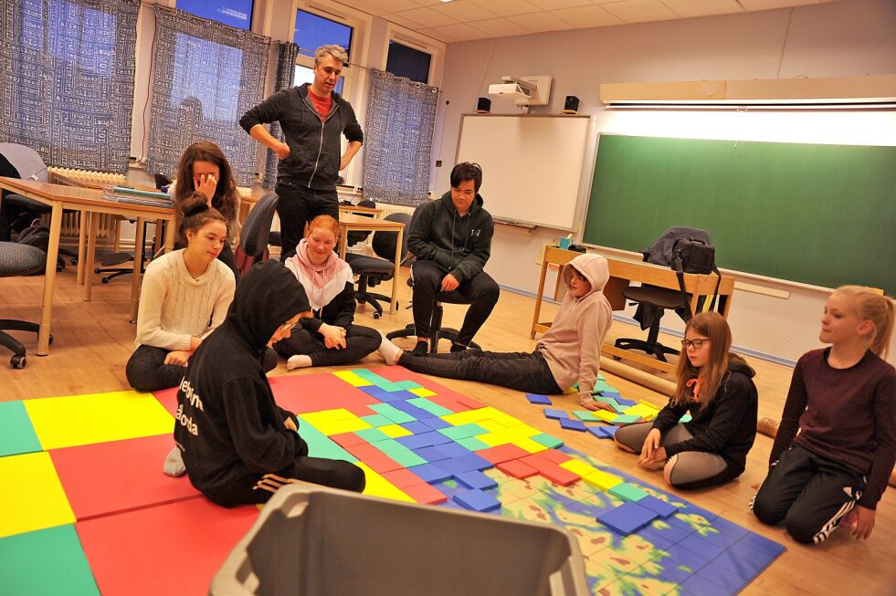 Her har elevene ved Lebesby skole laget en modell på et topografisk kart over deres nærområde. Stående ser vi Mathew Alexander Stiller-Reeve følger med på modellen og forklarer.
 Foto: Erik Brenli