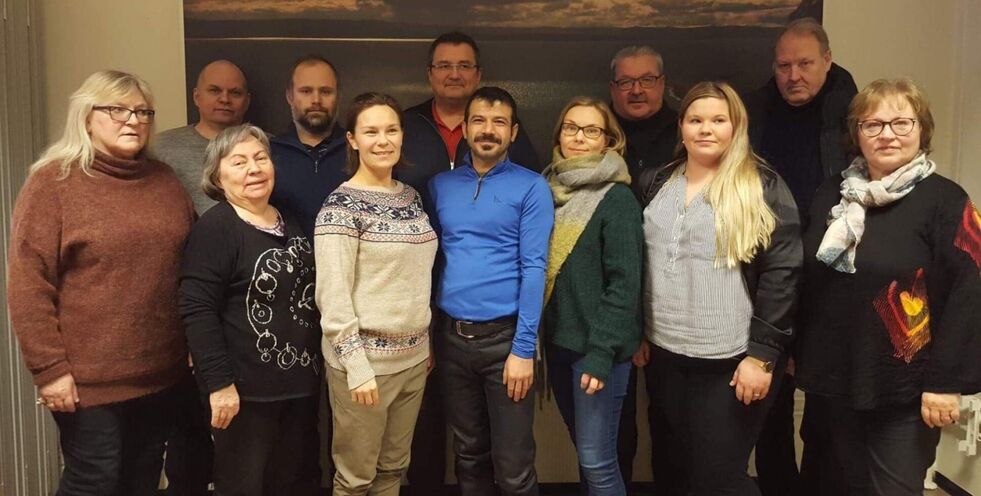Foran fra venstre: Inga Pettersen Lindi, Magnhild Mathisen, Hege Roska Wikstad, Ismail Kousa, Mona-Linn Roska, Hanne Iversen Noste, Ann Jorid Henriksen. Bak fra venstre: Lasse Helander, Kristian Bergstø, Knut Store, Jan Hansen, Jarle Andreassen.
 Foto: Privat
