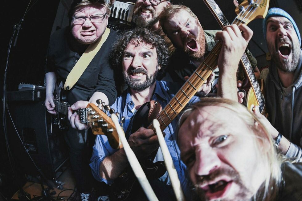 Radiokanalen MLWZ, som til daglig fokuserer på syttitallet og progressive band som Genesis, Pink Floyd og Yes, har gjort en grundig gjennomlytting av «The Zig Zag Manouevre». Anmelderen blant annet: «… det er umulig a ikke bli imponert over eksentrisiteten og galskapen som strømmer ut av de 10 sporene på dette elektriske albumet» Foto: Privat
