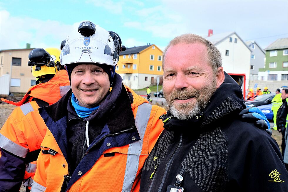 Både Trond Hjort-Larsen (til venstre) og havnesjefen i Vadsø, Eirik Karlsen sa seg svært fornøyd med oljevernøvelsen.
 Foto: Bjørn Hildonen