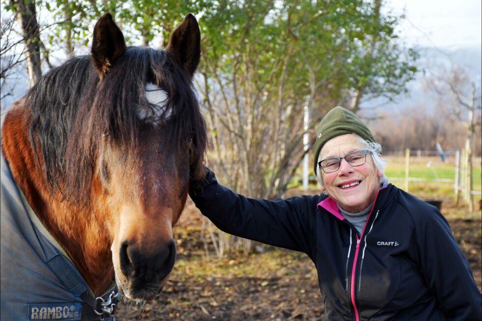 Åse på 81 år og Pegasus på 20 år – to pensjonister som koser seg i hverandres selskap. Åse har det daglige ansvaret for Pegasus, og rir ham flere ganger i uken.
 Foto: Irene Andersen