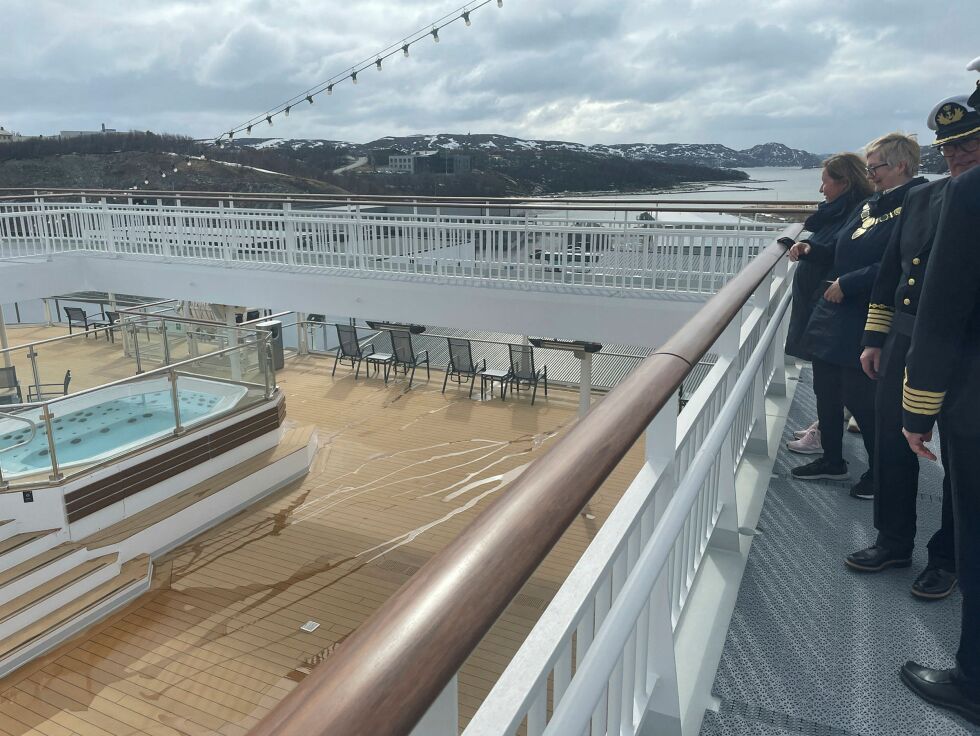 Havila Castor ved kai i Kirkenes. Her er det mye flytende luksus.
 Foto: Birgitte Wisur Olsen