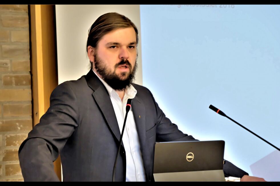Før debatten ga økonomi- og analysesjef Ole Stian Søyseth politikerne et økonomisk bakteppe.
 Foto: Bjørn Hildonen