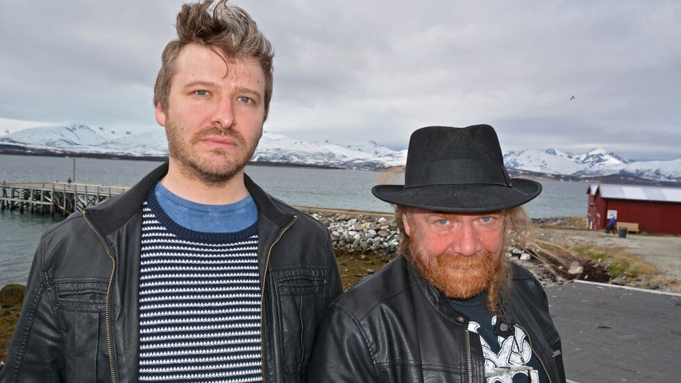 Torbjørn Andersen og Harald Lindbach har begge spilt i rockeband tidligere. Nå er det visesang som gjelder, i protest mot oppdrett og store trålere.
 Foto: Elin Margrethe Wersland