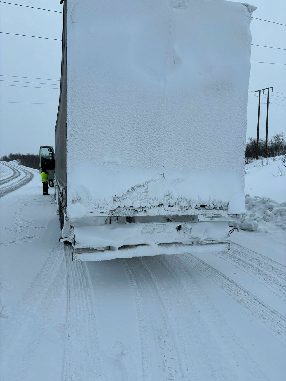 En av de kontrollerte kjøretøyene had­de mang­len­de lastsikring og over­last på driv­aks­lin­gen.
 Foto: Statens vegvesen