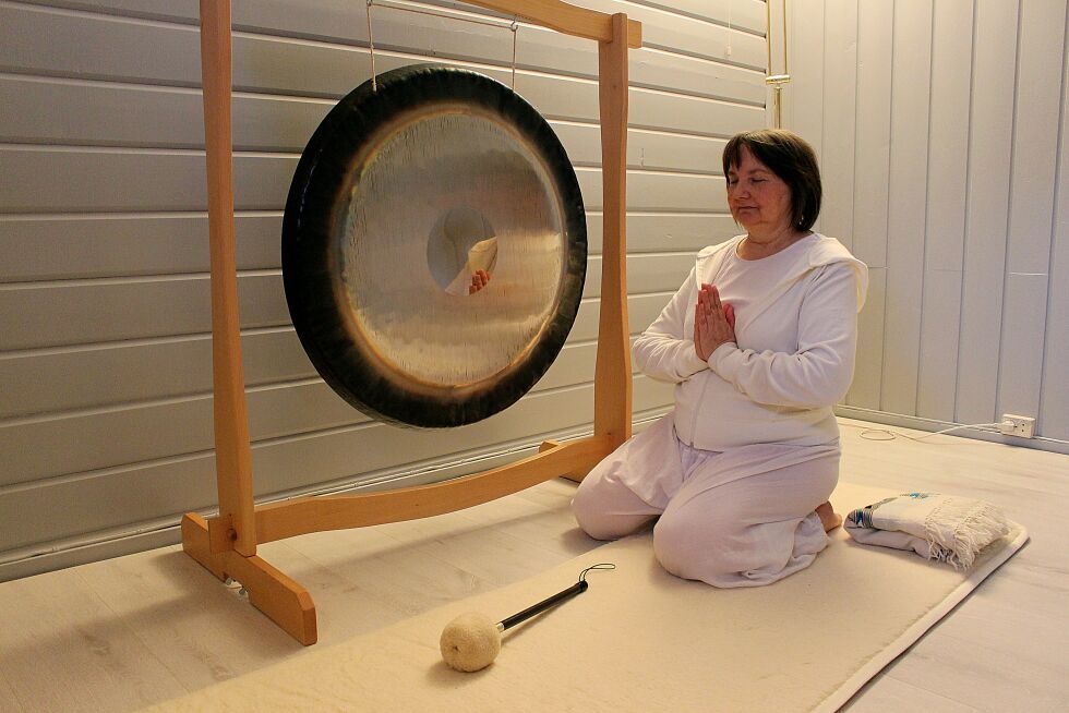 – I yoga benyttes gong, en tromme av messing, til avslapning og transformasjon som kan gi healing og større bevissthet. Noaidene visste at det å tromme hadde en effekt, for de reiste av gårde som i gongmeditasjon, forteller Berit. – Men folk er redde. Det er synd at det er borte, legger hun til
 Foto: Elise Embla Scheele
