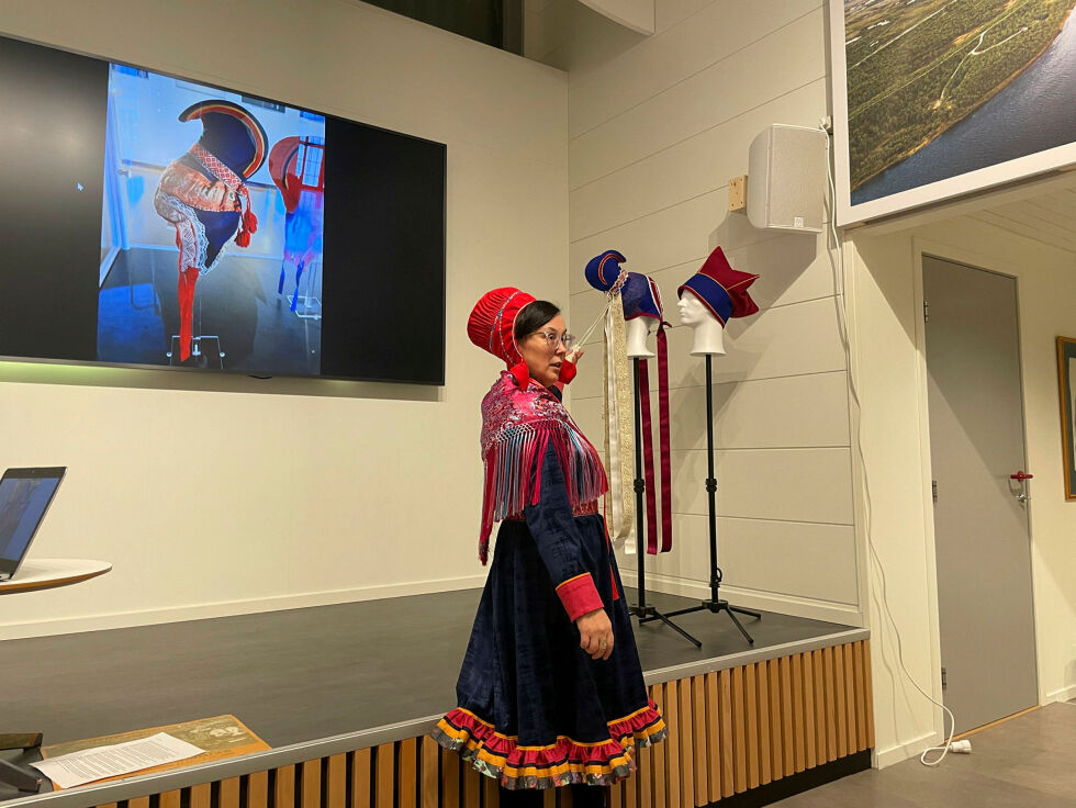 Katrine Trane forklarer at det tidlig ble klart at brudekrona fra Varanger ble en revitalisering, ikke en rekonstruksjon.
 Foto: Birgitte Wisur Olsen