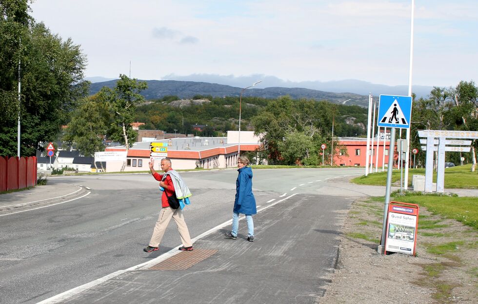 Mange av de myke trafikantene sikrer seg ved å signalisere med armen, selv om bilistene har vikeplikt og skal stoppe for fotgjengerne.
 Foto: Silje L. Kvammen