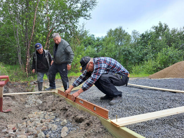 Gapahuk ved elvebredden