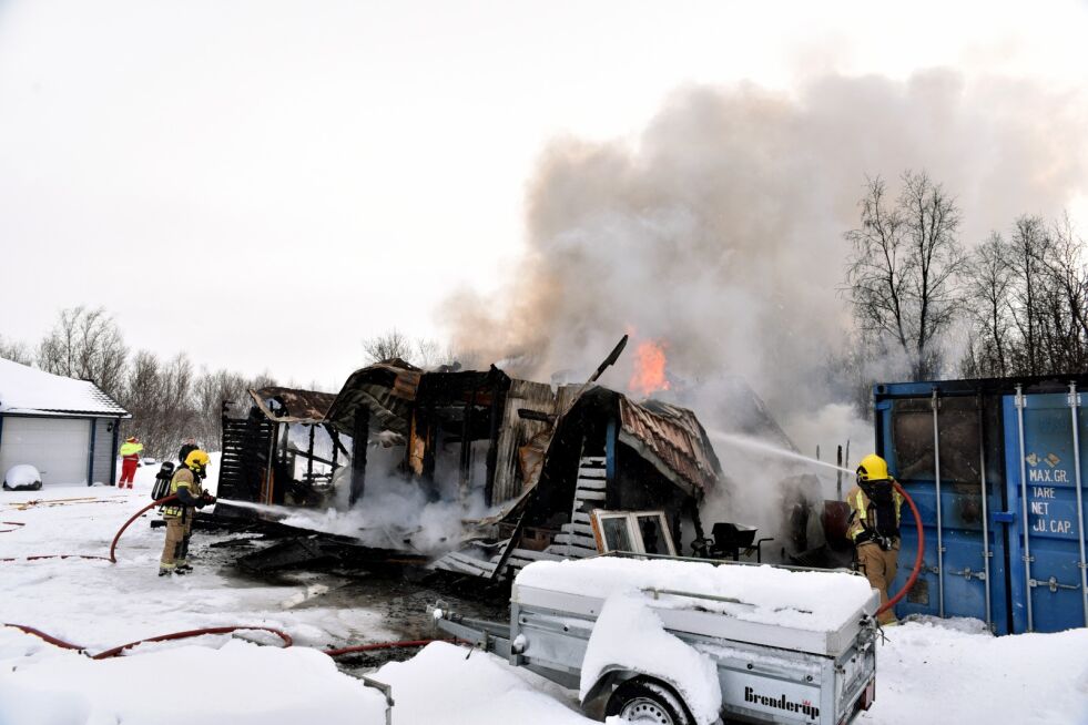 Da Ságat ankom brannstedet hadde brannvesenet kontroll på flammene. Det var ikke fare for spredning.
 Foto: Bjørn Arne Johansen