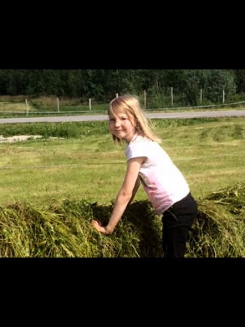 Frøydis Søndenaa (10) fra Haugesund besøker Børselv hver sommer. Hun forteller at faren er fra bygda og at det er kjempegøy å hesje.
 Foto: Liss Beth Gjertsen Nyby