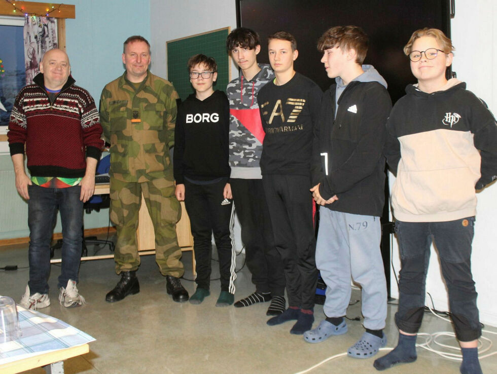 Fra venstre lærer Rune Ottarsen, HV-soldat Ronny Ingilæ, Aksel Lavoll, Philip Ingilæ, Jonas Abrahamsen, Glenn Johansen og ytterst til høyre er Agnius.
 Foto: Randi Irene Losoa
