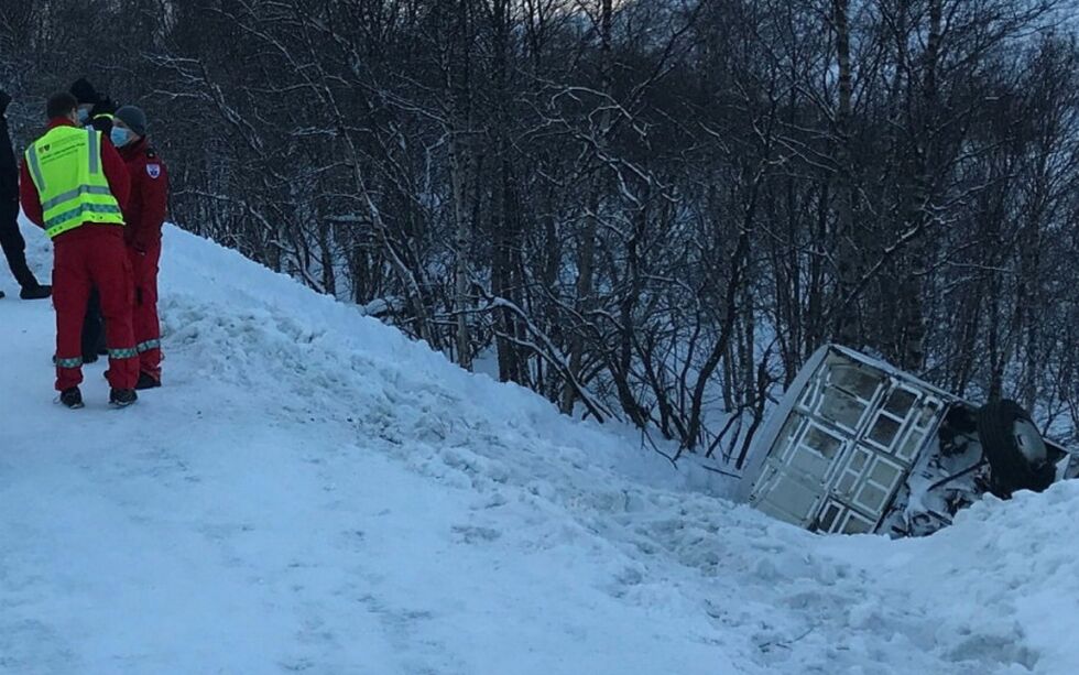 Bussen med 39 passasjerer havna på sida på E6 ved Strømsbukt torsdag morgen. Her er redningsmannskap ved ulykkesstedet en time etter ulykken. Foto: Politiet