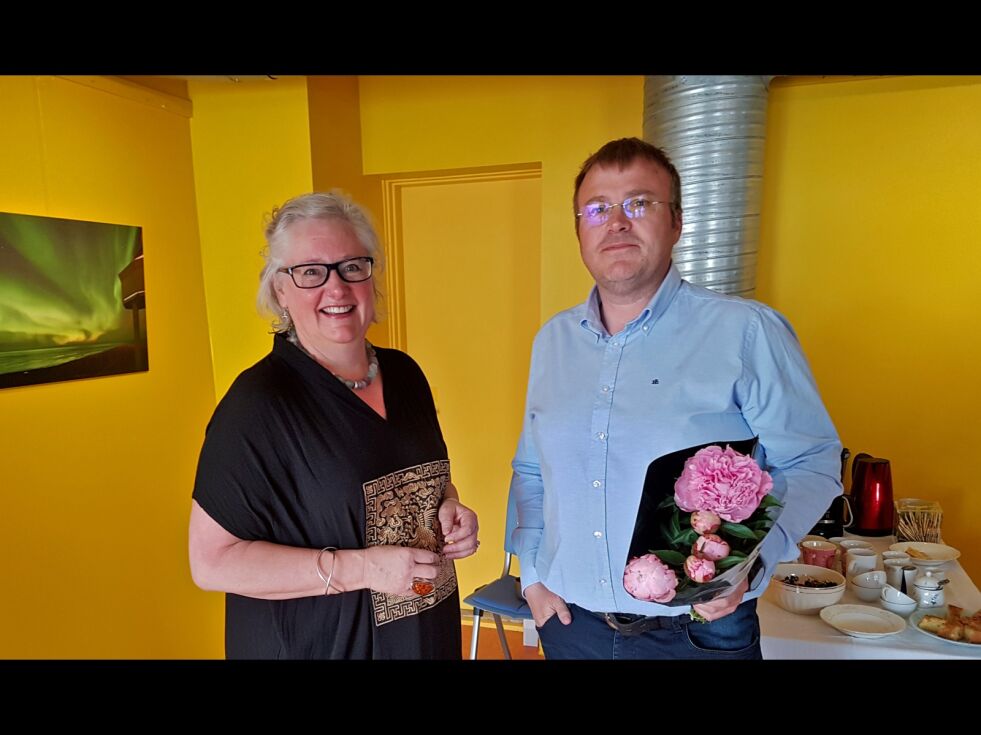 Anne Jorun Kjær (til venstre) var imponert over at Arnt Eirik Hansen kastet seg ut i dette, og med slike vakre bilder.
 Foto: Jan Einar Straumsnes