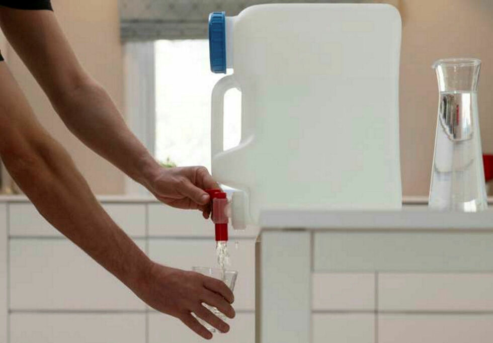 Vi anbefaler å lagre rundt 20 liter drikkevann per person. Da dekker du minimumsbehovet for en uke, hvis noe skulle skje med vannet i springen.
 Foto: DSB