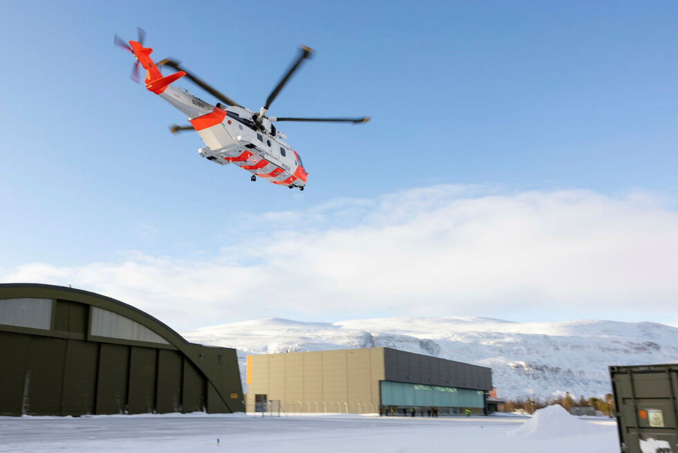 Det første SAR Queen-helikoptret kommer inn for landing på Luftforsvarets base på Banak. Foto: Martin Mellquist/Forsvaret