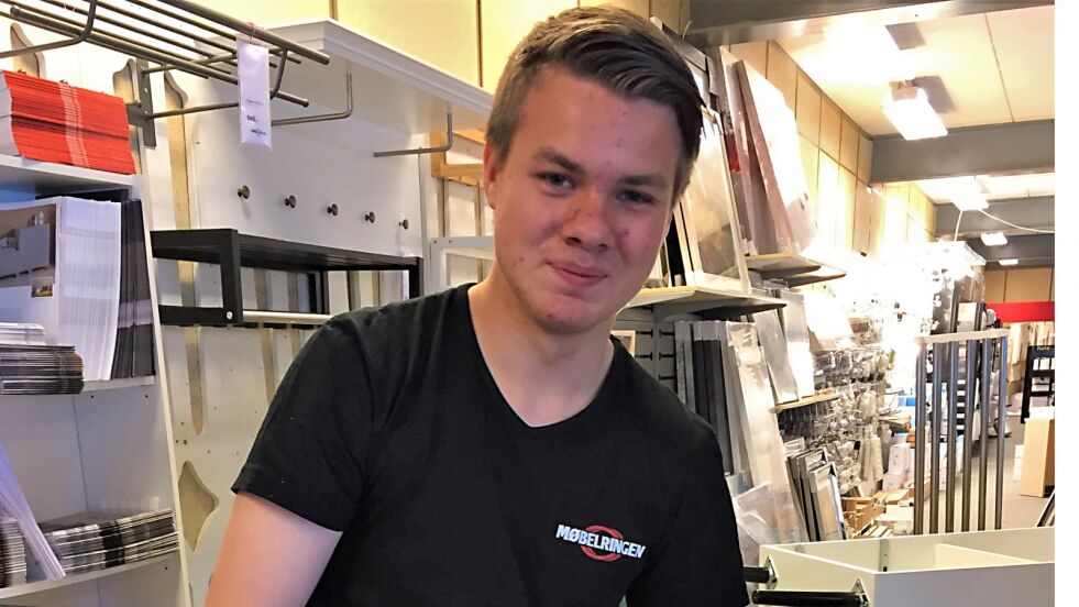 Haakon Hansen Aas (16) bruker sommerdagene på Møbelringen, der han gjerne hjelper kunder som tar turen innom.
 Foto: Hannah Persen
