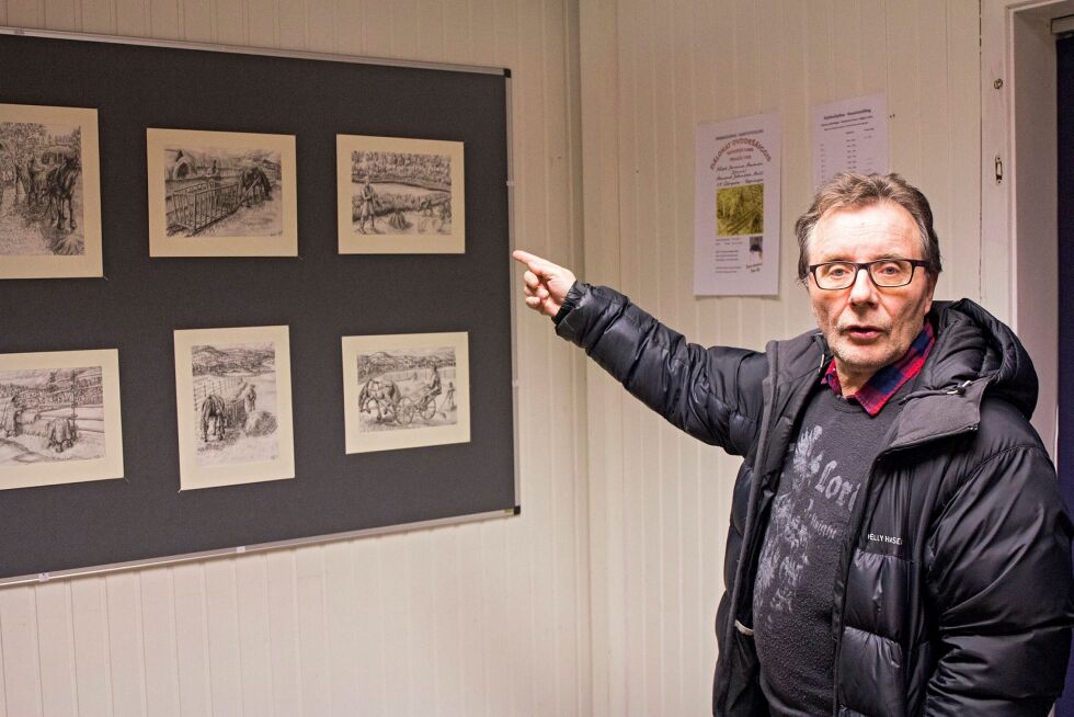 Amund Johnskareng vil åpne Samisk litteratursenters nettbokhandel på fredag. Her åpner han utstillingen med Amund Antis kunstverk. Foto: June Bjørnback