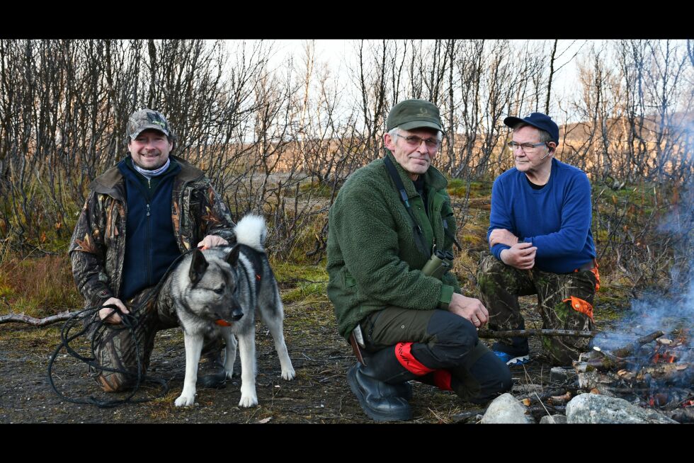 Øyvind Lindbäck (t.v.), Dagfinn Lindbäck og Rolf Are Gustavsen er fornøyd med jakta og uttellinga så langt. De har fortsatt et reservedyr igjen, og håper å få felt ungdyret før jakta avsluttes 3. november. Jaktlaget består også av Miika Lindbäck og Tomi Lindbäck, men de var ikke tilstede når bildet ble tatt.
 Foto: Irene Andersen
