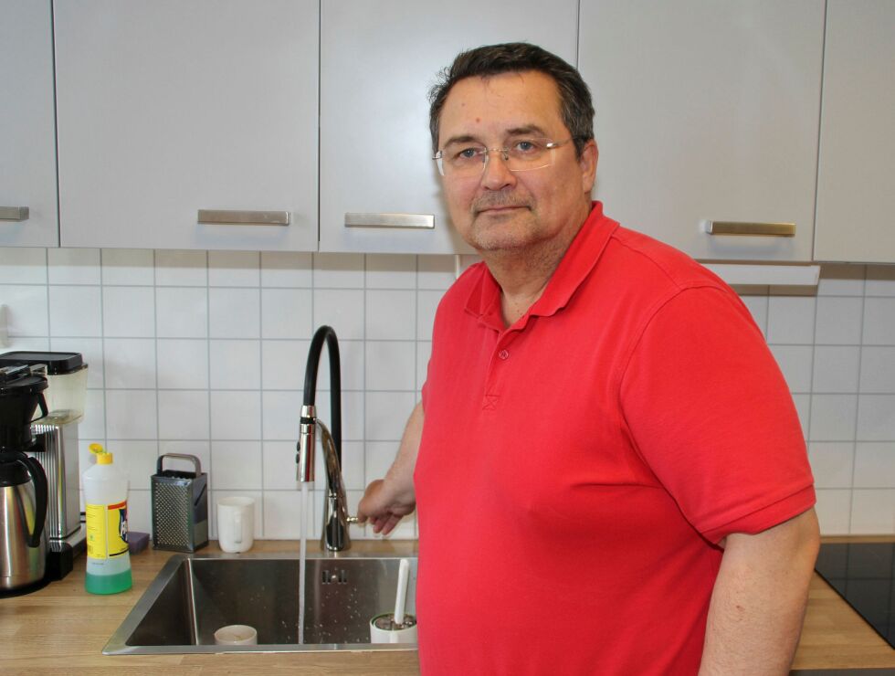 Knut Store hå­per man i løp­et av kort tid kan kom­me i gang med ar­bei­det slik at hus­stan­de­ne på kir­ke­ste­det Nes­se­by får bedre vann­til­før­sel. Foto: Tor­bjørn It­te­lin